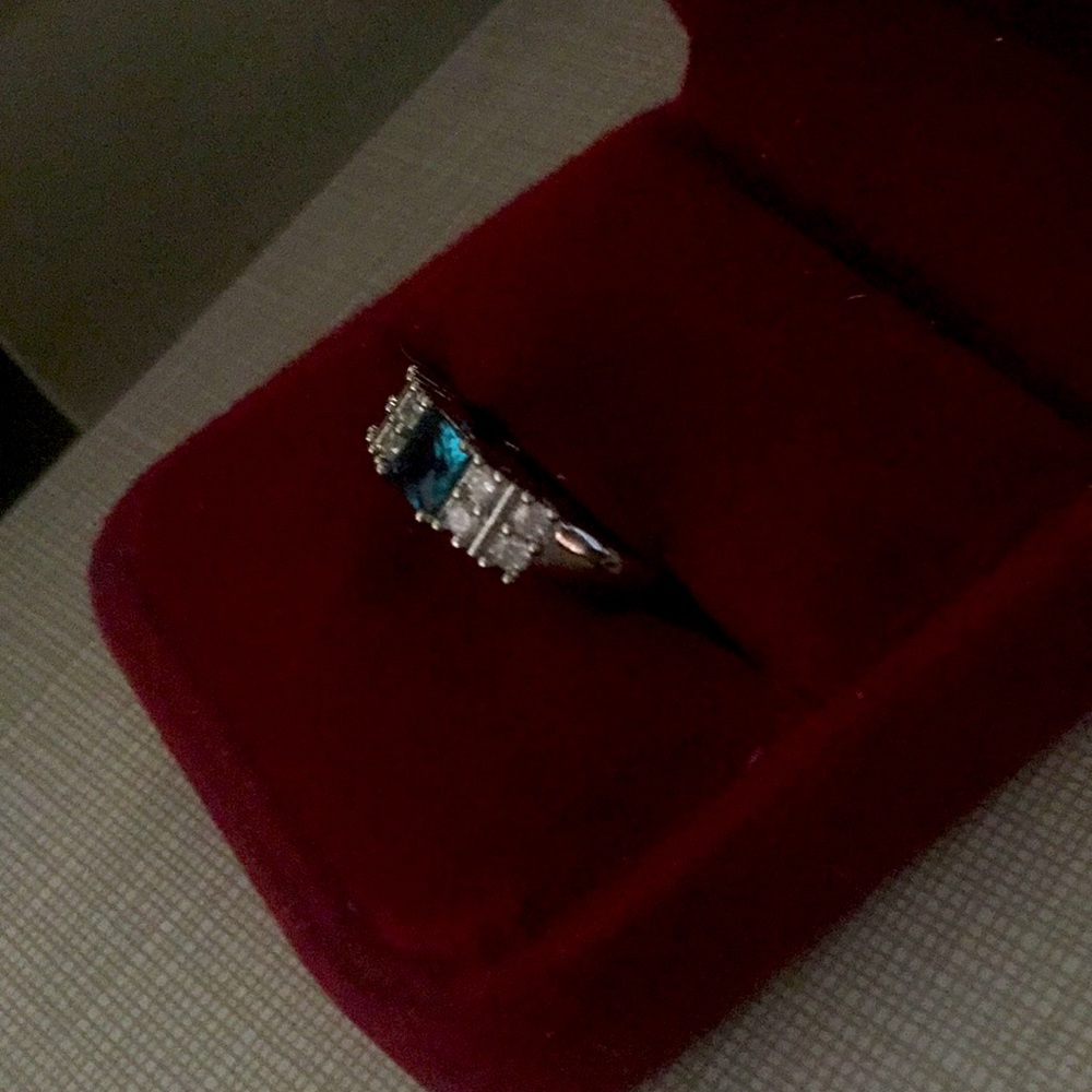 Classic designed Blue Topaz Ring - Picture 3 of 12